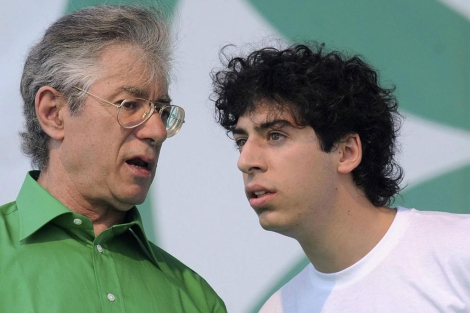 El ex lder de la Liga Norte, Umberto Bossi, junto a su hijo Renzo. | Reuters