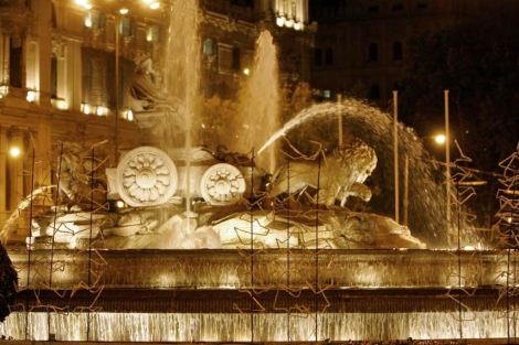 La fuente de La Cibeles de Madrid iluminada por la noche. | Alberto Di Lolli