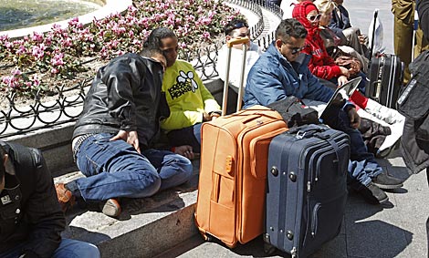 Familiares de los ex presos polticos con las maletas en la Puerta del Sol. | A. Di Lolli