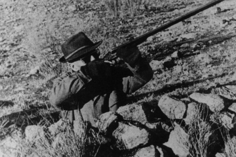 El Caudillo, con una escopeta en un puesto de caza a mediados de los años 60.