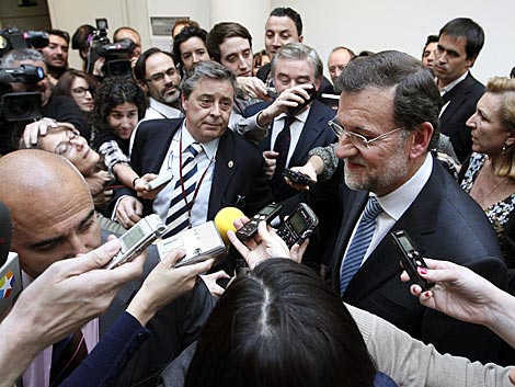 Rajoy se topa con la nube de periodistas en el Senado. | Efe/Paco Campos