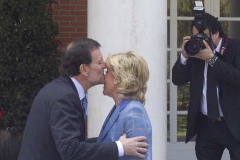 Rajoy y Aguirre, antes de reunirse en el Palacio de la Moncloa. | Alberto Cullar