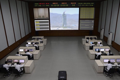 Especialistas norcoreanos siguen el cohete de largo alcance Eunha-3. | Afp