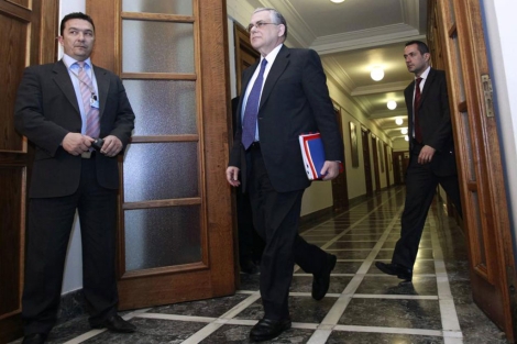 El primer ministro griego saliente, Lucas Papademos, en el Parlamento. | Reuters