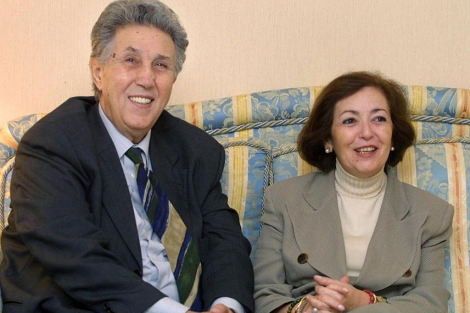 Ahmed Ben Bella, junto a su esposa, Zohra, en 2001 en Beirut. | Afp