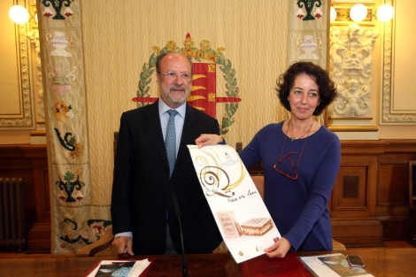 El alcalde Len de la Riva y la concejala Cantalapiedra muestran uno de los carteles. | Ical