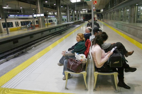 Usuarios del metro esperan en la estacin Intermodal | Jordi Avell