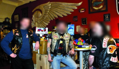 Miembros de Hell's Angels Barcelona en su local, en una foto de archivo. | A. Moreno