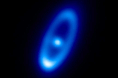 La estrella y el disco de polvo que la rodea. | ESA/Herschel/PACS/Bram Acke, KU Leuven, Belgium