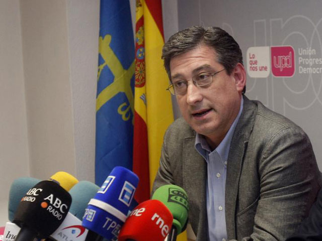 El diputado de UPyD en Asturias, Ignacio Prendes, durante la rueda de prensa. | J.L. Cereijido / Efe
