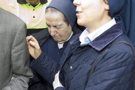 La religiosa, acompañada de otra monja, a su salida de los juzgados. | Foto: A. Cuéllar