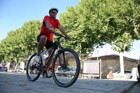 scar Lpez realiz la campaa 'Puro Cambio' en bici por toda la Comunidad. | Ical