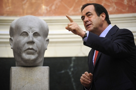 Jos Bono, junto a un busto de Manuel Azaa en el Congreso. | Bernardo Daz