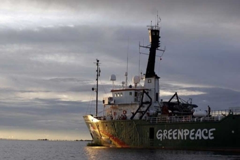 El barco 'Arctic Sunrise', de Greenpeace, atracado en la zona como seal de protesta.