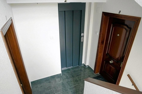 Rellano de dos pisos con ascensor. | Pablo Requejo