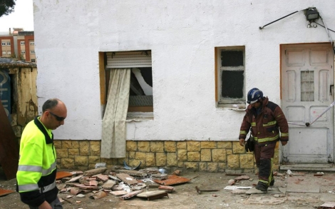 Los bomberos revisan el estado del inmueble tras el derrumbe. | Efe
