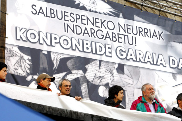 Los manifestantes se preparan para leer un comunicado en el Ayuntamiento bilbaino. | Efe