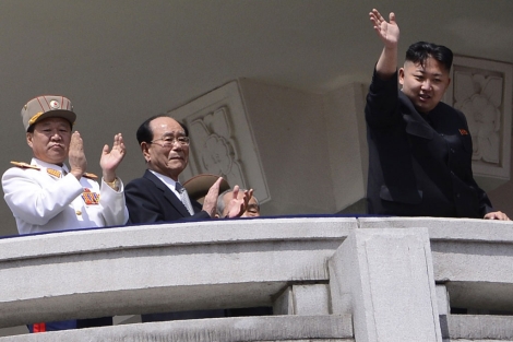 El lder Kim Jong-un saluda al pueblo desde la tribuna militar. | Afp