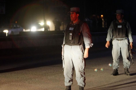 Controles de la policía afgana anoche en Kabul. | Reuters