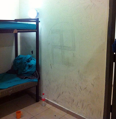 Imagen de la pared del centro de detencin tras la flytilla propalestina. | Ministerio de Interior israel