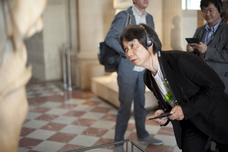 Miyamoto prueba en el Louvre la guía de Nintendo.