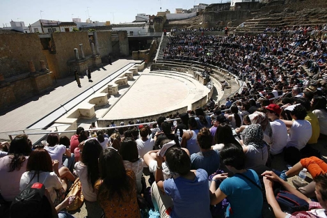 Numeroso pblico joven, en las gradas del teatro romano de Santiponce. | E. Lobato