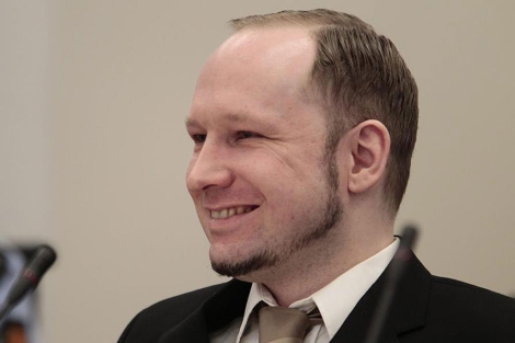 Breivik sonríe abiertamente en la segunda jornada de su juicio en Oslo. | Efe