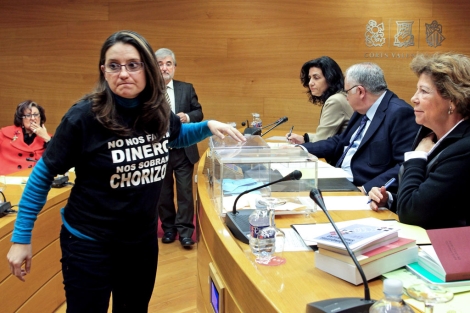 Mnica Oltra, con una de las camisetas que le cost la expulsin de las Cortes. | Efe