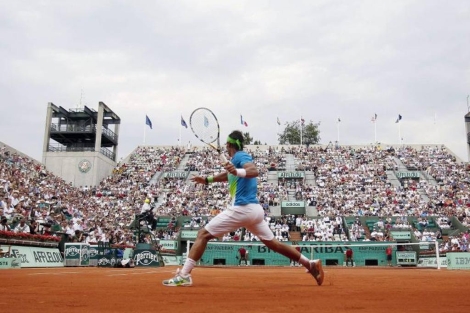 Rafa Nadal ejecuta un golpe durante el Roland Garros de 2010. | Reuters