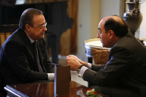 El presidente de ACS, Florentino Prez, conversa con el de Iberdrola, Ignacio Snchez Galn. | Guillermo Rodrguez