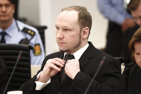 Breivik se ajusta la corbata el tercer día de su juicio en Oslo. | Reuters
