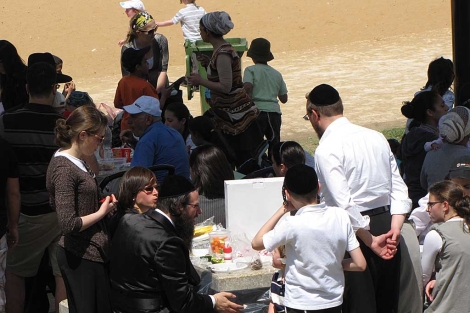 Ultraortodoxos en un picnic en Israel. | Sal Emergui