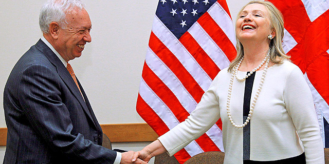 Margallo sonre junto a Hillary Clinton. | Efe