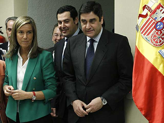 Jos Ignacio Echniz, junto a la ministra de Sanidad, Ana Mato. | Efe