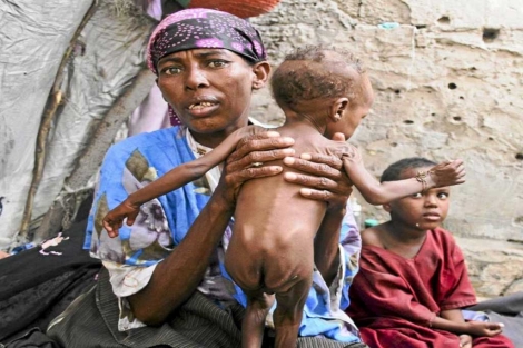 Una mujer sostiene a su hijo de dos aos. | Abukar Albadri | Efe