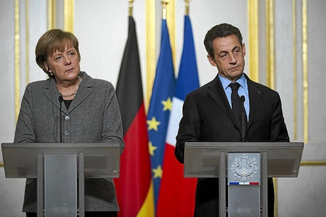 Angela Merkel y Nicolas Sarkozy, en una rueda de prensa en El Elseo. | Afp