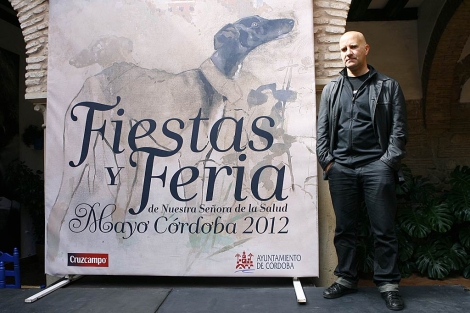 El autor del cartel, Miguel Gmez, junto a su obra. | Madero Cubero