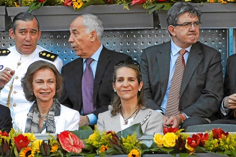 Carlos García Revenga, detrás de la Infanta Elena, en un partido de tenis. | David Moiron