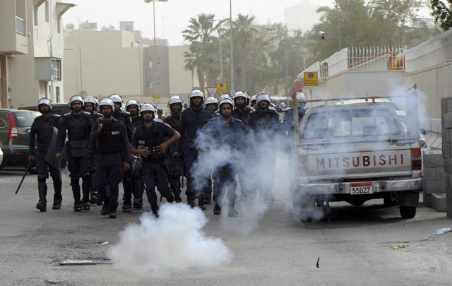 Fuerzas del orden en accin en la poblacin de Ras Romn, un suburbio de Manama. | Efe