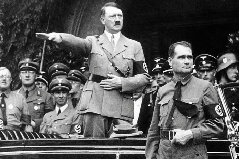 Hess (derecha), junto a Hitler. | AP