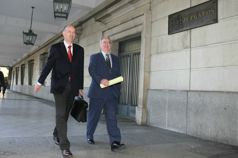 Antonio Fernndez y su abogado (izquierda) camino de los juzgados. | Carlos Mrquez
