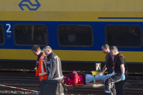 Un pasajero es evacuada de uno de los trenes.| Efe/Evert Elzinga