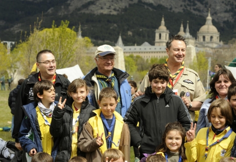 El Rey Gustavo de Suecia, en El Escorial, con los scouts. | AFP