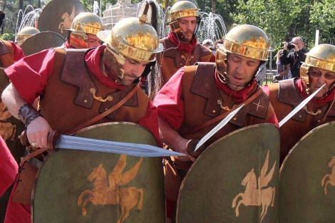 Los legionarios romanos recrean una formación de ataque. | Carlos Márquez