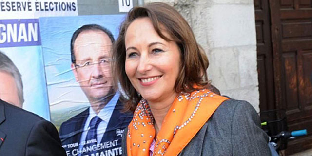 Sgolne Royal pasa junto a una foto de Hollande. | Afp