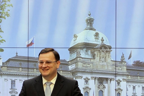 El primer ministro checo, Petr Necas, en la sede del Gobierno en Praga. | Reuters
