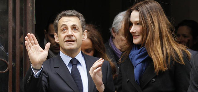 Nicolas Sarkozy junto a su esposa después de votar el domingo. | Reuters