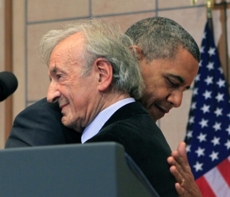 El presidente de EEUU, Barack Obama, abraza al superviviente del Holocausto Elie Wiesel. | Efe