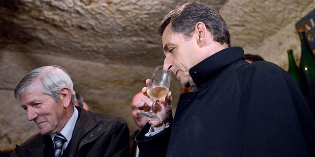 El presidente francs, Nicolas Sarkozy, prueba un vino blanco de Vouvray. | AFP