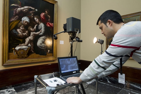 Uno de los tcnicos monitoriza una de las obras de la pinacoteca bilbana. | Iaki Andrs